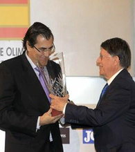 La Federación Española de Atletismo hizo entrega del Premio a las Instituciones al Ayuntamiento de Alcobendas