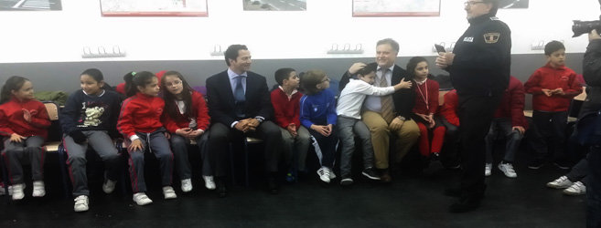 El Consejero, Pablo Cavero, y el Alcalde de Sanse, Manuel Ángel Fernández, en un momento de su visita a La Escuela