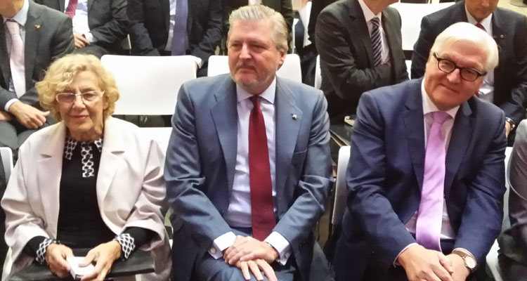 La alcaldesa de Madrid, Manuela Carmena, el ministro de Educación, Cultura y Deporte de España, Iñigo Méndez de Vigo y  el ministro de Asuntos Exteriores de la República Federal de Alemania, Frank-Walter Steinmeier
