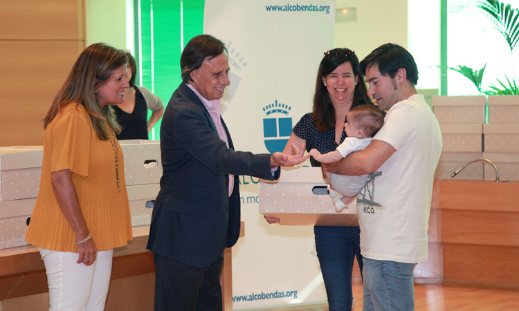 Entregadas a 225 familias su canastilla de AlcoBEBÉndas