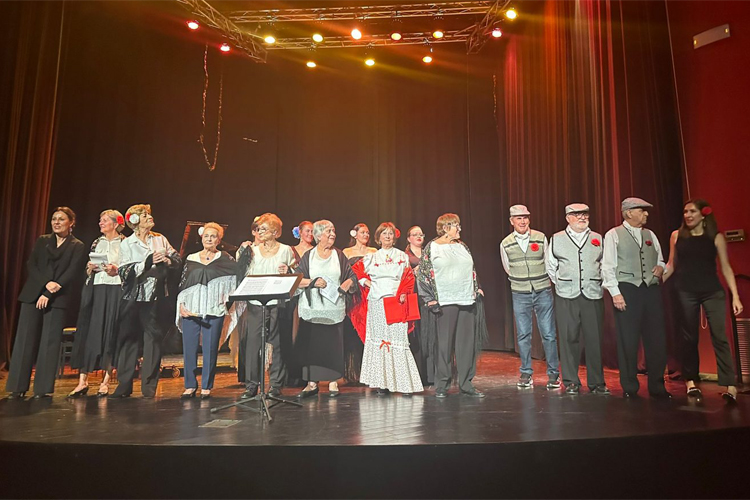 Los Mayores del distrito y la orquesta Carlos III interpretan Con alma de chotis en el Centro Cultural Alfredo Krauss