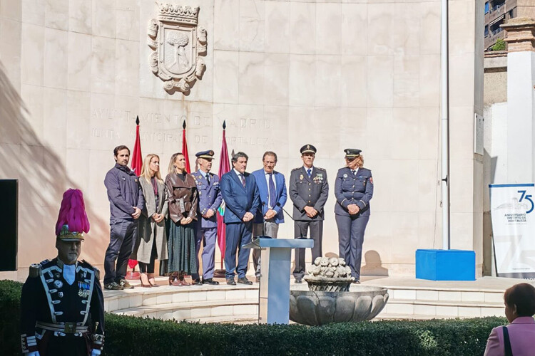 Acto de homenaje a la Bandera para conmemorar el Día de la Hispanidad