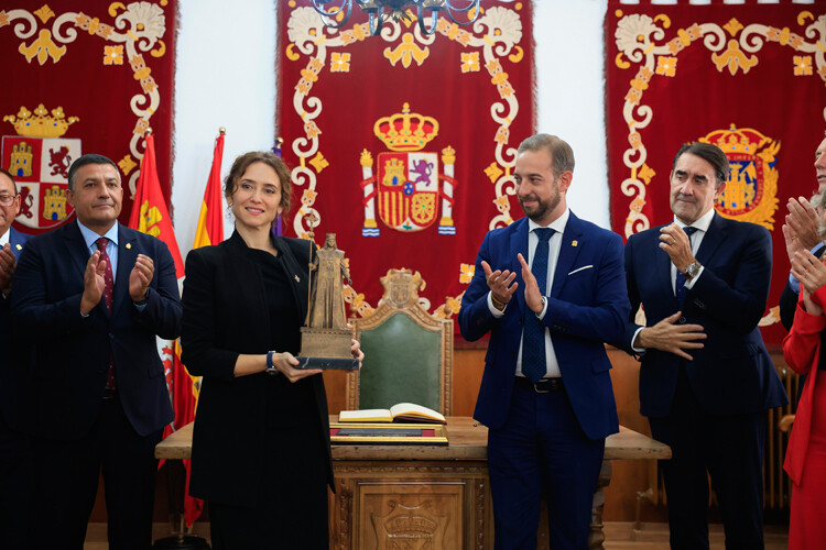 Díaz Ayuso, investida Dama de Honor del Capítulo de la Reina Isabel La Católica en Madrigal de las Altas Torres de Ávila
