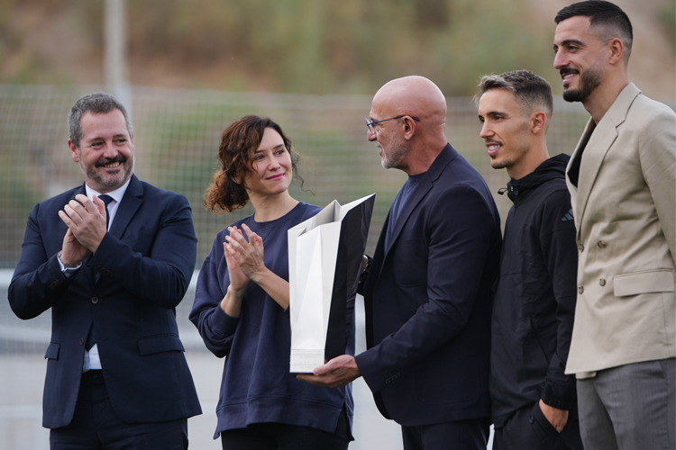 Díaz Ayuso entrega a la Selección Española de Fútbol el Premio Internacional del Deporte que reconoce el triunfo del “sacrificio, la ambición y la humildad”