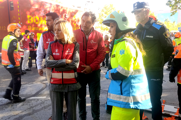 Los servicios de emergencia autonómicos de bomberos y del SUMMA 112 intervienen junto a los del Ayuntamiento de Alcobendas