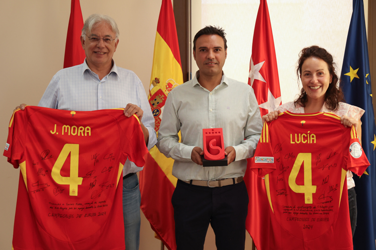 La Alcaldesa, Lucía Fernández, reconoce el trabajo de Benito Milano, fisioterapeuta de la selección española Campeona de Europa 2024