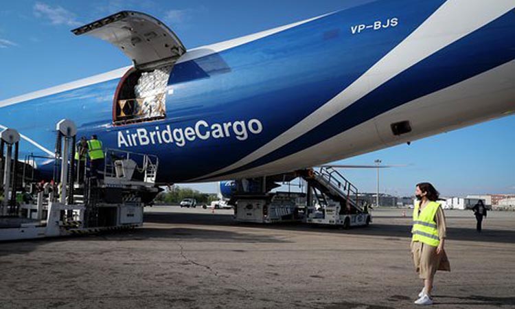 La Presidenta Díaz Ayuso recibe en el Aeropuerto de Barajas una carga récord de 113 toneladas de material sanitario