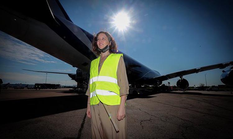 La Presidenta Díaz Ayuso recibe en el Aeropuerto de Barajas una carga récord de 113 toneladas de material sanitario