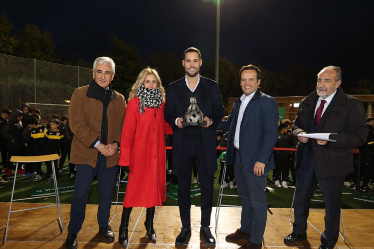 El Alcobendas CF presenta los equipos de la temporada 2023/2024 y homenajea al futbolista Mario Suárez tras su retirada 