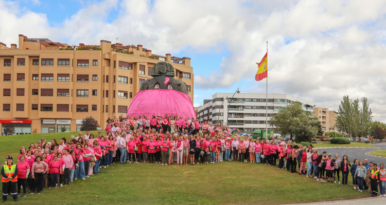Un gran lazo humano rodeó la icónica Menina de Alcobendas para dar visibilidad a la lucha contra el cáncer de mama