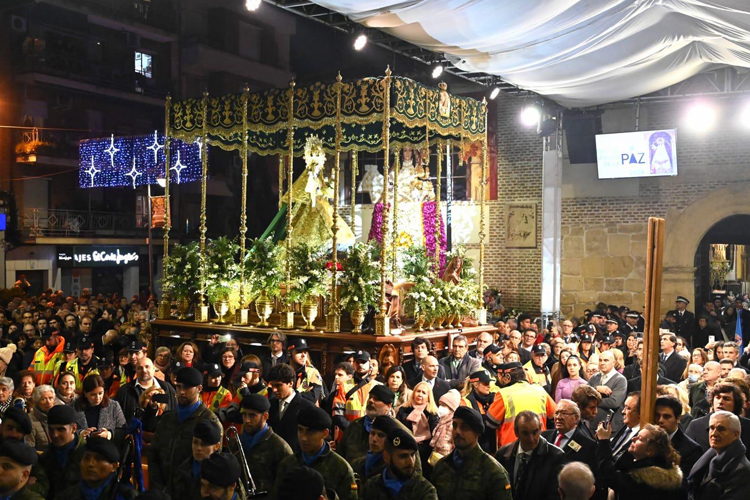 Miles de personas acompañan a la Virgen de la Paz en la procesión