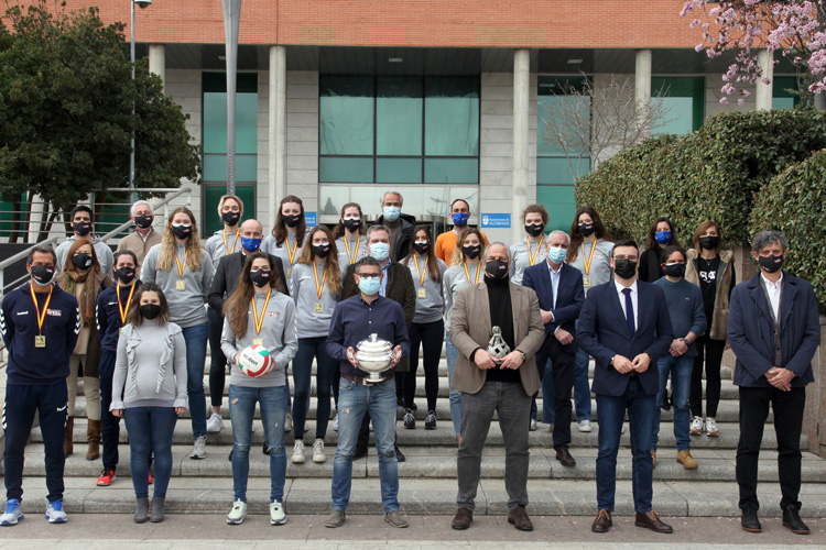 El FEEL VOLLEY ALCOBENDAS ha ofrecido hoy la Copa de la Reina de voleibol a la ciudad de Alcobendas
