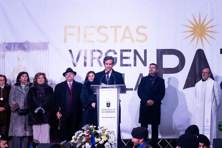El Alcalde impone el bastón de mando de la Ciudad de Alcobendas a la Virgen de la Paz
