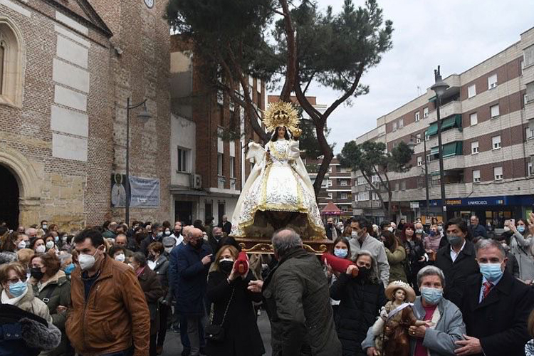 Decenas de personas acompañaron a la Virgen de La Paz en su regreso a la Ermita dos años después
