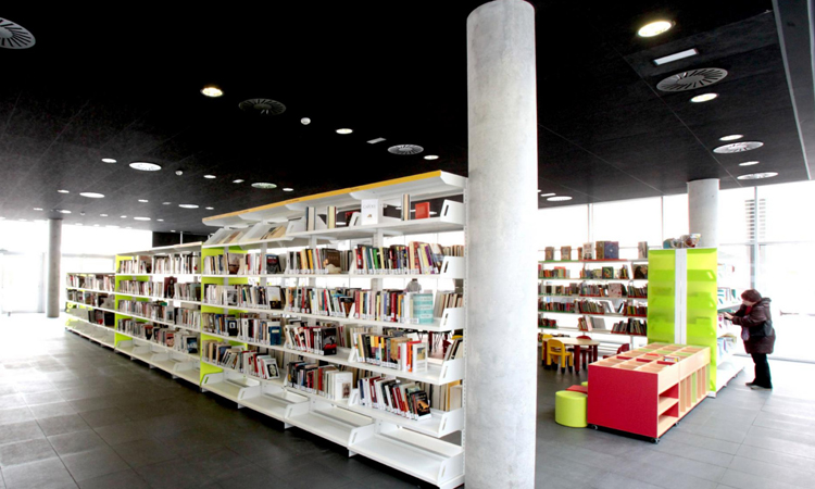 Alcobendas dona 250 libros a la biblioteca “Resistiré”