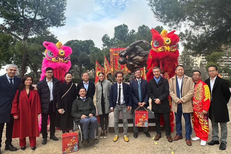 El Disrito de Fuencarral-El Pardo acoge El Beso, la primera escultura de un artista chino en Madrid