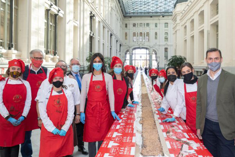 Cibeles acoge el turrón más largo del mundo, con 50 metros de longitud