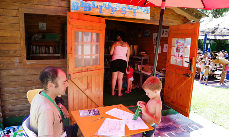 'Bibliopiscina' de Alcobendas: chapuzón y lectura 