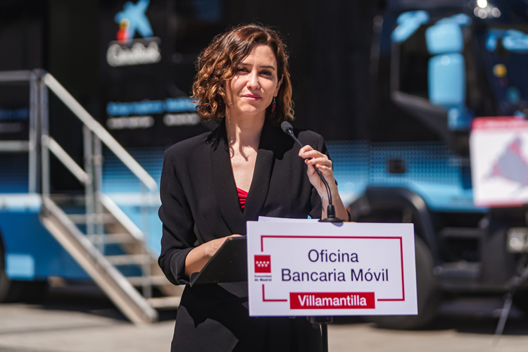 Díaz Ayuso anuncia la extensión a 41 municipios del servicio de oficina bancaria móvil: “Luchar contra la despoblación es más que un lema que se pone de moda”