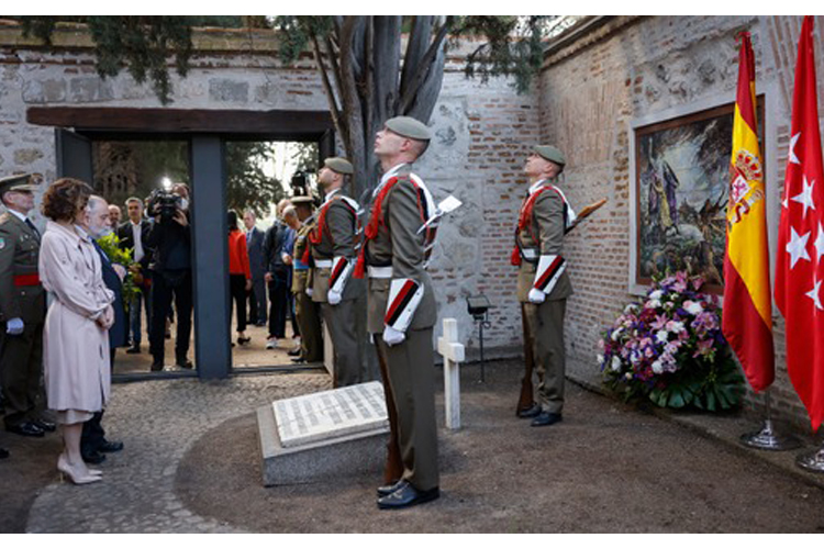 Díaz Ayuso preside la ofrenda floral a los Héroes del 2 de Mayo en el cementerio de la Florida