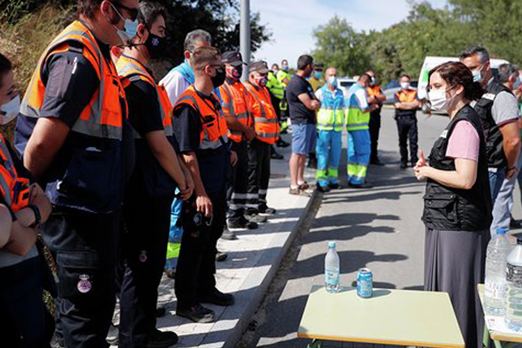 Díaz Ayuso agradece el “extraordinario trabajo” de los efectivos en el incendio de Robledo, Fresnedillas y Zarzalejo, que se encuentra estabilizado a un 95%