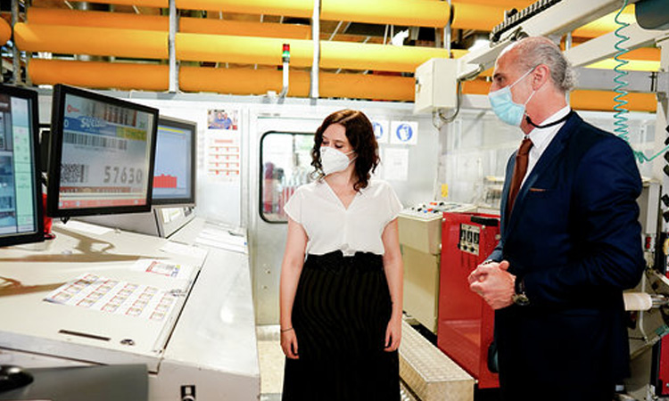 Díaz Ayuso visita el Centro Logístico de la ONCE, que reanuda la impresión de sus cupones tras el COVID-19