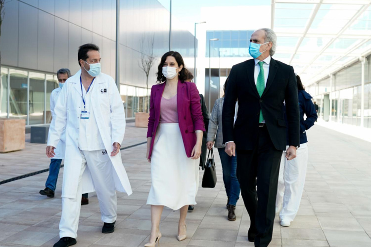 Díaz Ayuso visita el Hospital público Enfermera Isabel Zendal, donde se inicia hoy la vacunación a 3.000 profesionales de distintos sectores 