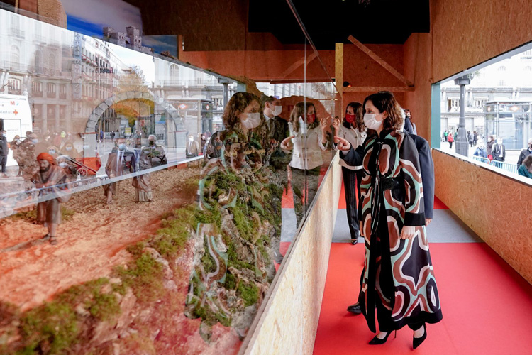 La presidenta ha visitado hoy el montaje de la Asociación de Belenistas que cuenta con un hospital entre sus principales construcciones