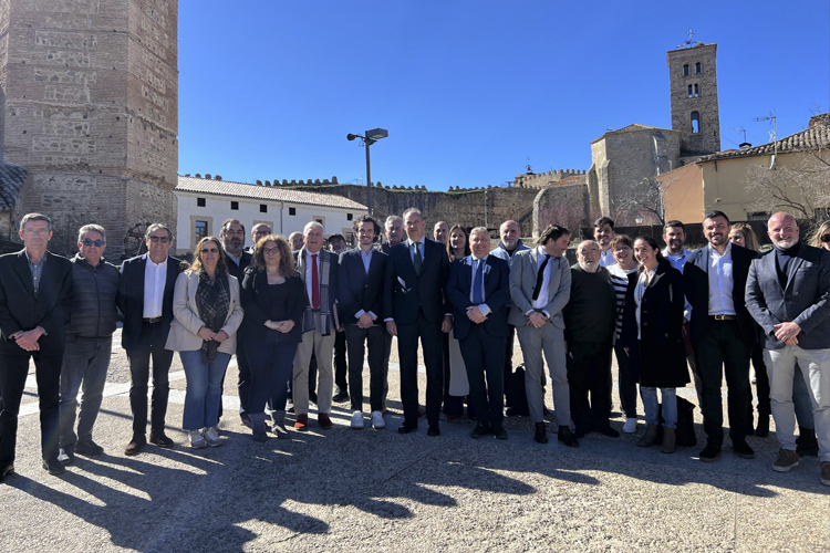 El Consejero López-Valverde ha explicado hoy en Buitrago del Lozoya estas iniciativas para localidades con menos de 20.000 habitantes