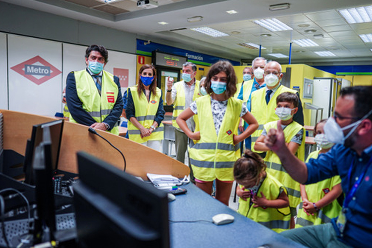 La Comunidad de Madrid celebra el Día de los Abuelos abriendo las puertas de Metro a nietos y abuelos de sus empleados