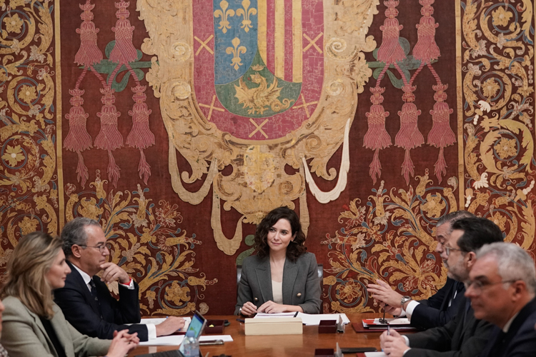 Díaz Ayuso anuncia un nuevo Servicio de Atención y Apoyo a las Familias en las residencias de mayores