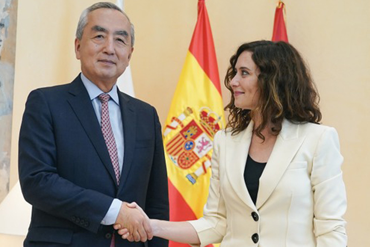 Díaz Ayuso recibe al Embajador de Japón para continuar estrechando lazos económicos y culturales
