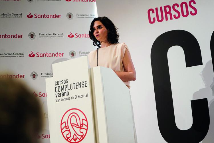 Díaz Ayuso pide una política nacional contra el COVID-19 para que España no se quede “rezagada” este verano como destino turístico preferente