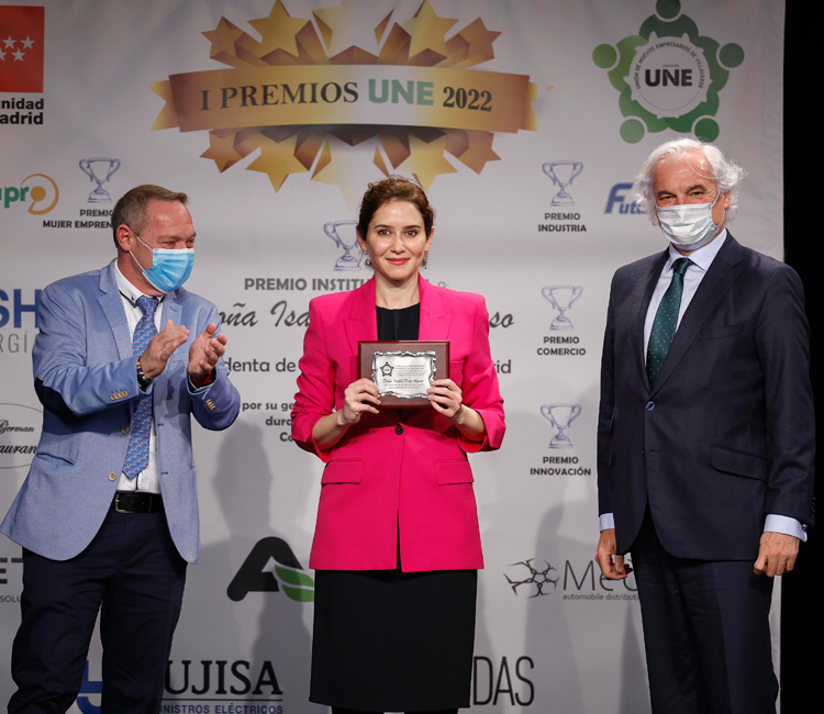 Díaz Ayuso recibe el Premio Institucional de la Asociación Unión de Nuevos Empresarios UNE 2022