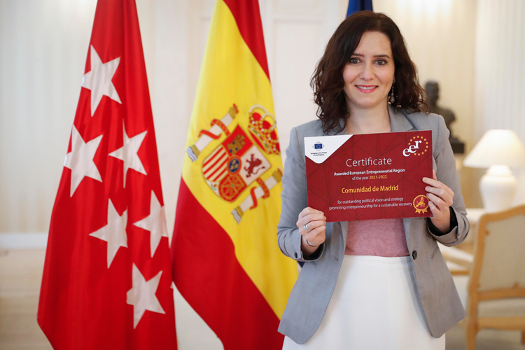 Díaz Ayuso recibe el premio Región Emprendedora Europea 2021-2022 concedido a la Comunidad de Madrid por la UE