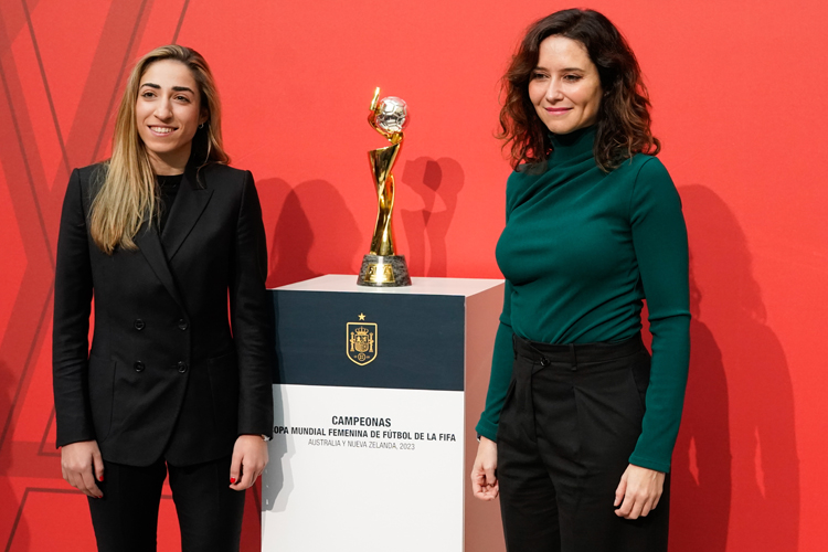 Díaz Ayuso da la bienvenida a los trofeos del Mundial Femenino y la UEFA Nations League: “La historia del fútbol mundial se ha escrito en rojo y gualda”