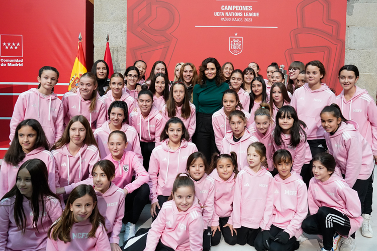Díaz Ayuso da la bienvenida a los trofeos del Mundial Femenino y la UEFA Nations League: “La historia del fútbol mundial se ha escrito en rojo y gualda”