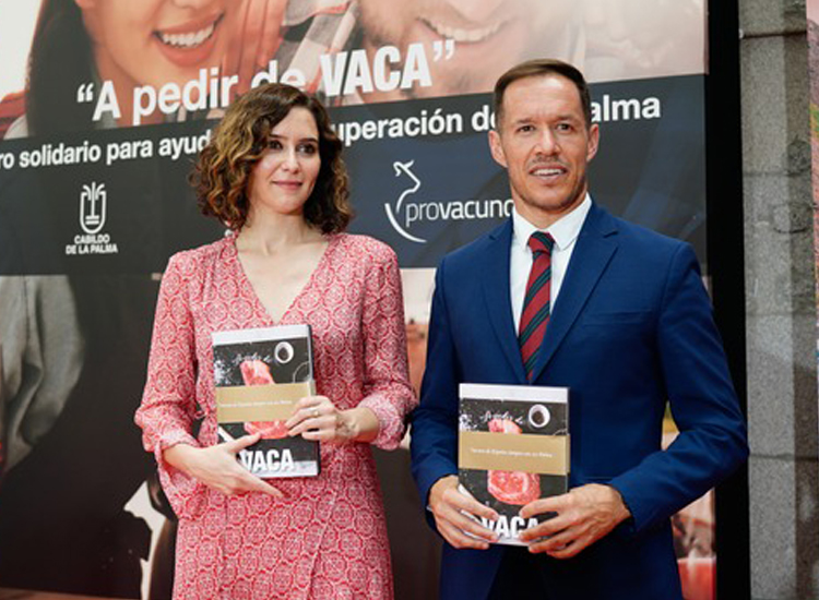 Díaz Ayuso presenta un libro solidario para recaudar fondos dirigidos a la reconstrucción de La Palma