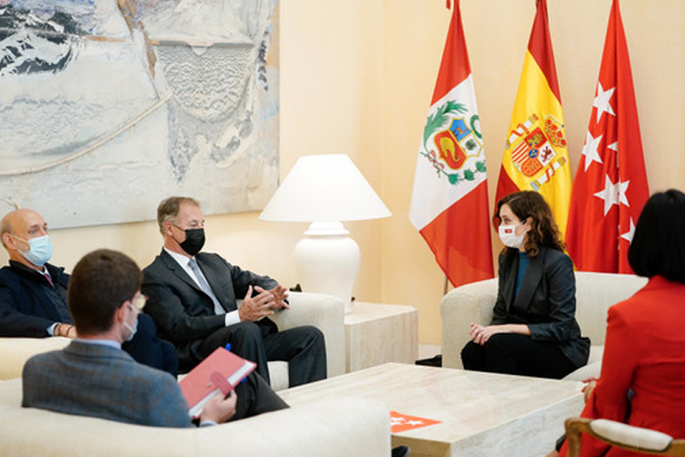 Díaz Ayuso recibe en la Real Casa de Correos al Alcalde de Lima, Jorge Muñoz Wells