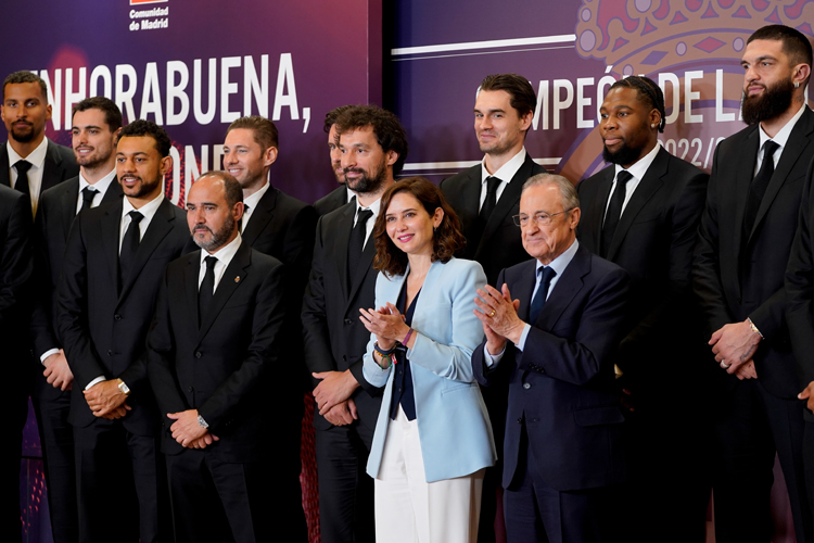 Díaz Ayuso recibe al Real Madrid de Baloncesto como flamante Campeón de la Euroliga y la ofrece a la afición en la Puerta del Sol