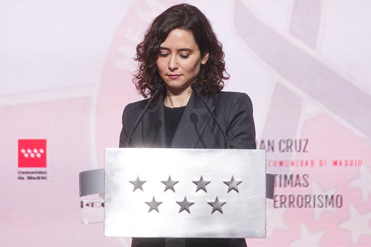 Díaz Ayuso concede la Gran Cruz a víctimas del terrorismo de Madrid: “En estos momentos, con la deformación de la historia, son un muro contra la mezquindad”