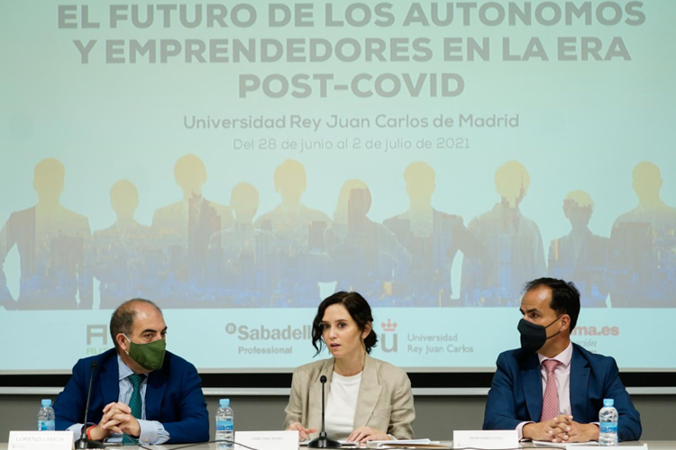 Díaz Ayuso defiende a los autónomos “como generadores de empleo” frente a quienes alardean de hacer política social a costa de asfixiar al empresario”