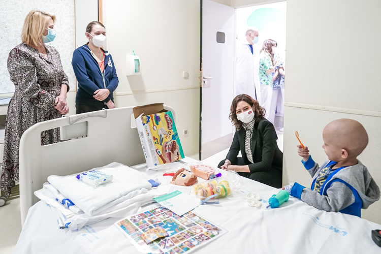 La Presidenta Díaz Ayuso, ha acudido hoy al Hospital Infantil Universitario Niño Jesús para conocer el estado de los 24 niños ucranianos enfermos de cáncer