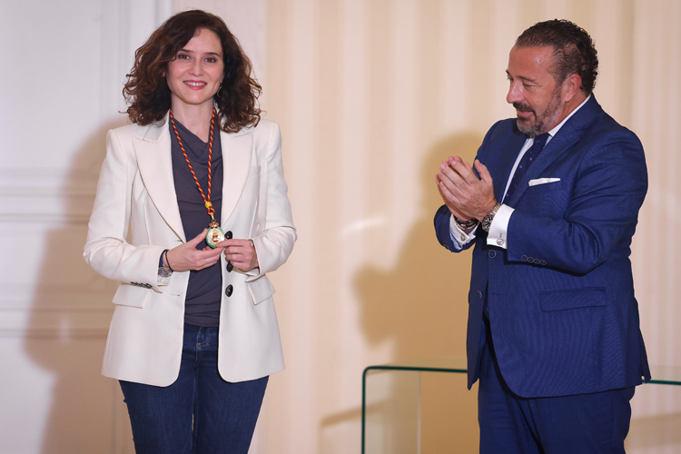 Díaz Ayuso, Medalla de Honor del Ilustre Colegio de Procuradores por su apoyo al gremio y su contribución a la modernización de la Justicia