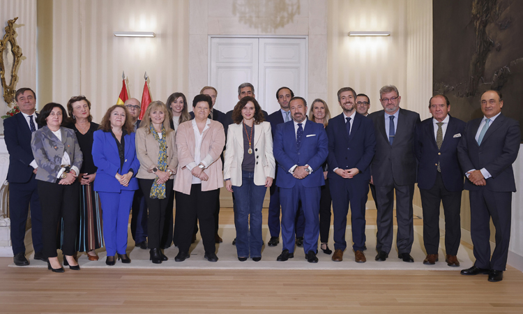 Díaz Ayuso, Medalla de Honor del Ilustre Colegio de Procuradores por su apoyo al gremio y su contribución a la modernización de la Justicia