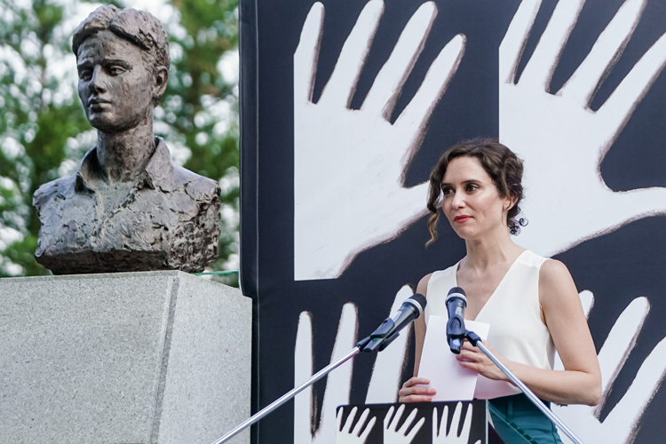 La Presidenta de la Comunidad participó ayer en el homenaje al edil de Ermua asesinado por ETA organizado en los jardines de Madrid que llevan su nombre