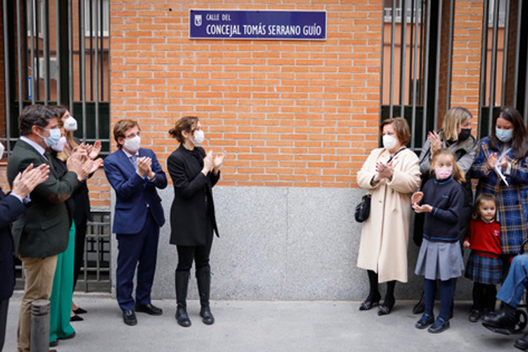 Díaz Ayuso participa en el Homenaje al Histórico Concejal Madrileño, del Distrito de Barajas, Tomás Serrano