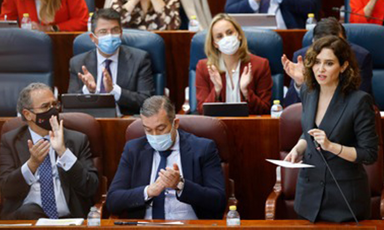 Díaz Ayuso garantizará los derechos de alumnos y docentes pese a las reformas educativas: se completará el 40% de los currículos y se suplirán las carencias