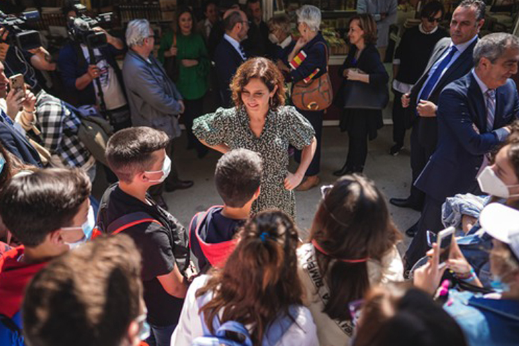 Díaz Ayuso muestra su apoyo a los libreros de la 44ª Feria del Libro antiguo de Madrid