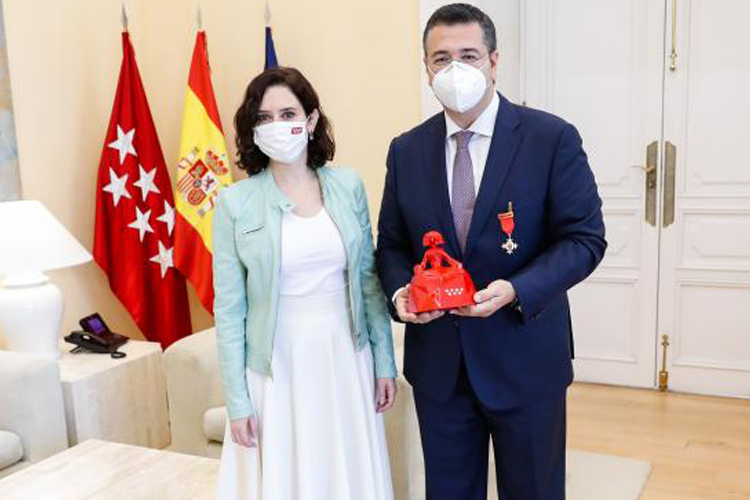 Díaz Ayuso concede la Medalla Internacional de la Comunidad de Madrid al Presidente del Comité Europeo de las Regiones